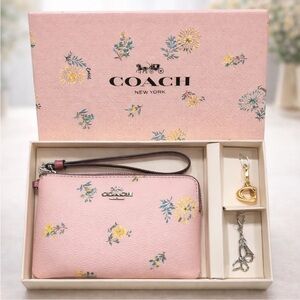 Coach Dandelion Floral Corner Zip Wristlet
& Charms Boxed Gift Set NWT / NIB